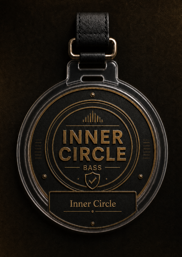 BASS Inner Circle — placa industrial com parafusos, disco BASS central e descrição: Acesso reservado. Votações exclusivas. Experiências VIP.