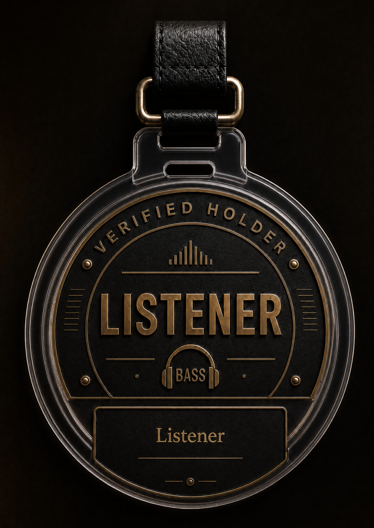 BASS Listener — passe vertical em couro com medalha circular gunmetal, nota musical dourada, título Listener e descrição: Começa a tua jornada. Descobre. Ouve. Faz parte.